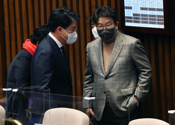 지난 1월 27일 서울 여의도 국회에서 열린 임시국회 본회의에서 국민의힘 권성동 의원과 장제원 의원이 대화를 하고 있다. /연합
