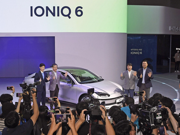 현대자동차가 14일 부산 벡스코에서 열린 ‘2022 부산 국제모터쇼’에서 전기차 전용 브랜드 아이오닉의 두 번째 모델인 ‘아이오닉6’의 실차를 세계 최초로 공개했다. /현대자동차