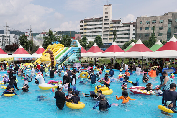 무더위가 이어지는 17일 오후 서울 도봉 야외 물놀이장이 시민들로 붐비고 있다. /연합