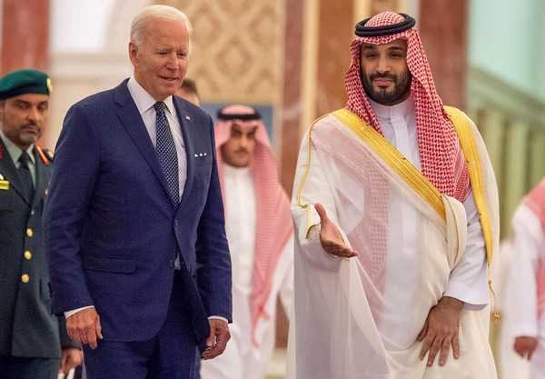 무함마드 빈 살만(오른쪽) 사우디 왕세자가 15일(현지시간) 제다의 알 살만궁에서 조 바이든 미국 대통령을 영접하고 있다. /UPI=연합