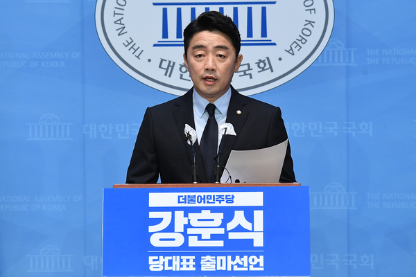 더불어민주당 강훈식 의원이 지난 3일 서울 여의도 국회에서 당 대표 출마 기자회견을 하고 있다. /연합