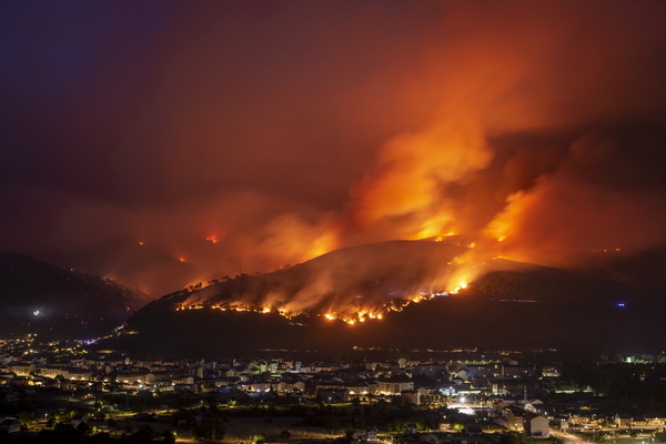 17일(현지시간) 스페인 북서부 갈리시아 지방 오렌세에서 발생한 산불이 맹렬히 타오르며 인근 주거지역으로 확산하고 있다. 남서부 유럽을 중심으로 며칠째 이어진 폭염으로 사망자가 속출하고 산불까지 잇따르면서 각국이 긴급대응에 나섰다. /EPA=연합