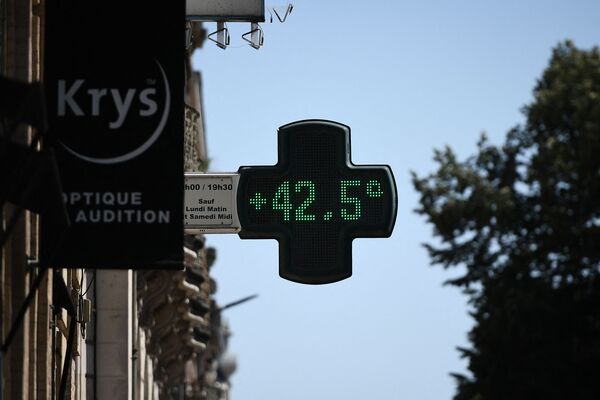 42.5℃까지 치솟은 프랑스 남부지역 기온 . 17일(현지시간) 프랑스 남부 툴루즈의 한 약국 표지판에 42.5℃를 가리키는 기온이 표시되고 있다. 프랑스 서부의 15개 주에는 폭염 경보가 발령된 상태다. /AFP=연합