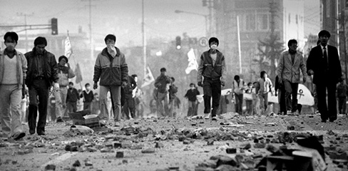 전두환 정권의 정통성이 무너진 상황에서 전국적 반정부 시위가 1981년에 들어서면서 본격화되었다. 5월에는 정치권 차원에서 분위기를 바꾸기 위해 '국풍81'이 열렸고, 이에 반대하는 대학가 시위가 잇달았다.