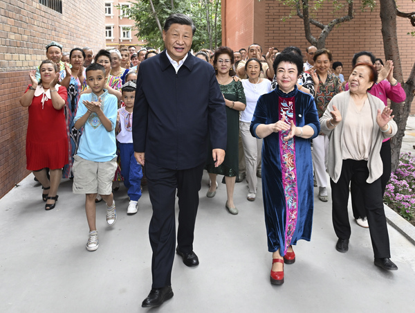13일(현지시간) 시진핑 중국 국가주석(가운데)이 신장웨이우얼자치구 우루무치시 톈산구 구위안마을을 방문하고 있다. 8년 만에 신장 자치구를 찾아 전날 오후부터 이날까지 우루무치의 주요 시설을 돌아봤다. /AP·DPA=연합