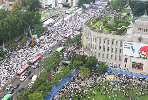 16일 오후 서울광장에서 열린 '퀴어축제'(오른쪽 )와 '퀴어반대 국민대회'(왼쪽) 참석자들의 모습. /연합 