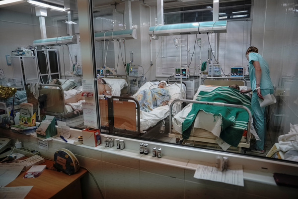 지난달 27일(현지시간) 우크라이나 중부 폴타바주(州) 크레멘추크의 한 병원에서 러시아의 쇼핑몰 미사일 공격으로 부상한 민간인들이 치료를 받고 있다. 당시의 공격으로 우크라이나인 최소 16명이 사망했다. /로이터=연합