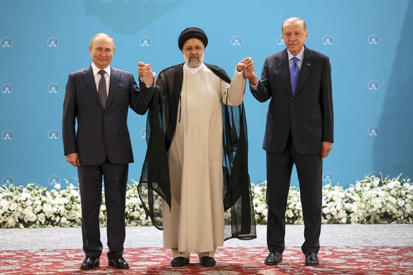 블라디미르 푸틴 러시아 대통령(왼쪽부터)과 에브라힘 라이시 이란 대통령, 레제프 타이이프 에르도안 튀르키예 대통령이 19일(현지시간) 이란 수도 테헤란에서 3자 회담에 앞서 포즈를 취하고 있다. /AP=연합