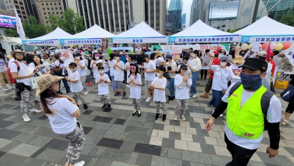 16일 서울시의회 앞에서 열린 ‘2022 동성애 퀴어축제 반대 국민대회’에서 '심콩이 댄스'를 추고 있는 IMBS국제학교 학생들. /에이랩