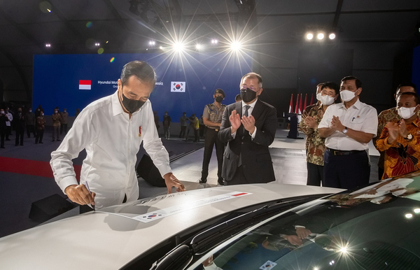 조코 위도도 인도네시아 대통령(왼쪽)이 지난 3월 16일 현대차 인도네시아 공장 준공식에 참석해 정의선 현대차그룹 회장(가운데)의 박수를 받으며 전기차 ‘아이오닉5’에 서명하고 있다. /현대차