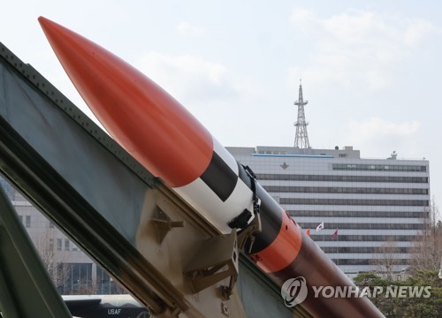 서울 용산구 전쟁기념관 야외 전시장에 전시된 미사일 뒤로 국방부 청사가 보인다. /연합