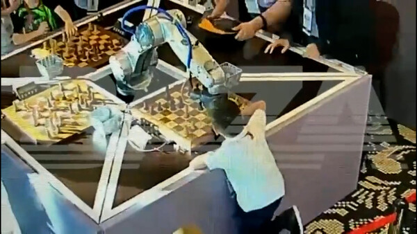 24일(현지시간) BBC에 따르면 체스 로봇이 지난 주 모스크바에서 벌어진 체스경기 중 7살짜리 소년의 손가락을 부러뜨렸다. /유튜브 캡처