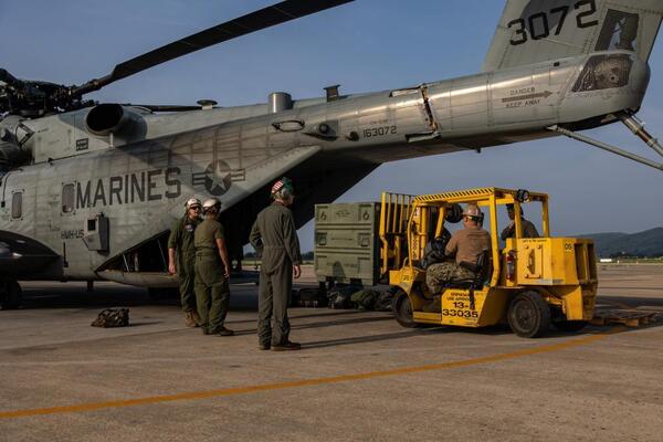한미 해병대 연합훈련(KMEP)이 이달 19~22일 포항에 있는 해병대 1사단에서 열렸다고 미 국방부가 최근 사진을 공개했다. 사진은 미 해병대 361중헬기비행대대(HMH-361)와 미 해군 14소해(기뢰 제거)헬기대대 장병들이 CH-53E 슈퍼스탤리언 헬기에서 물자를 내리는 연습을 하는 모습. /미 국방부 제공