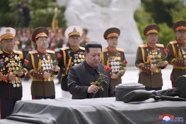 북한 김정은 국무위원장이 조국해방전쟁승리 69주년을 맞아 지난 27일 조국해방전쟁참전열사묘를 참배했다고 조선중앙통신이 28일 보도했다. /연합