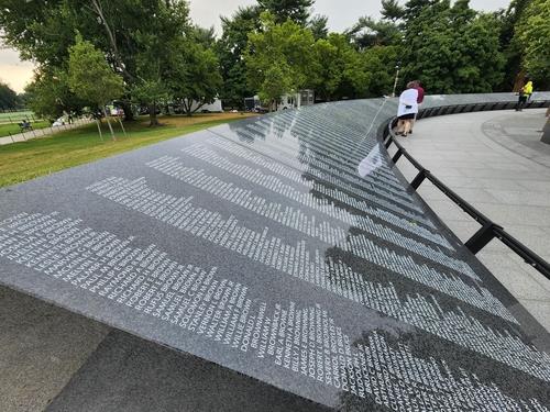 27일(현지시간) 미국 워싱턴 D.C. 한국전참전용사기념공원에서 열린 '미 한국전 전사자 추모의 벽' 헌정식에서 일반에 공개된 추모의 벽. /연합
