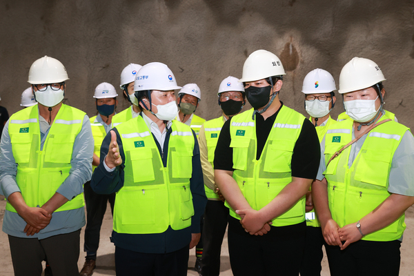 원희룡 국토교통부 장관(왼쪽 두 번째)이 지난 5월 30일 오후 GTX-A 노선의 종착지인 동탄역 공사 현장을 점검하고 있다. /연합