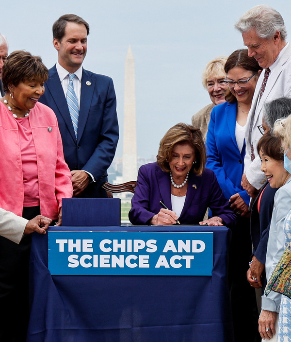 낸시 펠로시 미국 하원의장이 의회 의사당에서 열린 법안 등록식에서 자국 내 반도체산업에 보조금을 지급하는 ‘2022년 반도체 생산 및 과학법’에 서명하고 있다. /로이터=연합