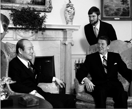 1980년 5월 광주사태 이후 미국의 비판적인 여론을 달래고 지지를 받기 위해 1981년 2월 미국을 방문한 전두환 전 대통령이 백악관에서 레이건 미 대통령과 환담을 나누고 있다.