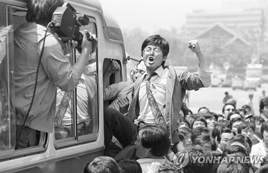 1985년 5월 서울 미 문화원 점거농성 중이던 삼민투위 소속 학생들이 3일간의 농성 끝에 자진해산하며 경찰에 연행되고 있다.
