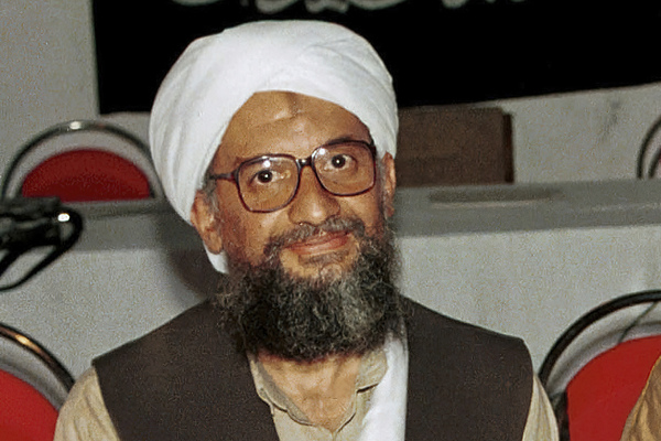 1일(현지시간) 미군이 9.11 테러의 배후인 국제 테러조직 알카에다의 지도자 오사마 빈 라덴의 후계자이자 수장인 아이만 알자와히리를 제거했다고 밝혔다. 사진은 2004년 3월 19일 아프가니스탄 호스트에서 촬영돼 공개된 알자와히리 모습. /AP=연합