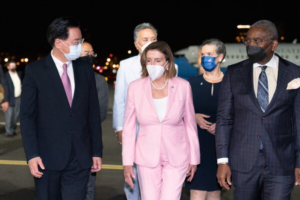 낸시 펠로시(가운데) 미국 하원의장이 2일(현지시간) 밤 대만 타이베이 쑹산공항에 도착, 환영나온 인사들과 함께 이동하고 있다. 미국 권력 서열 3위인 펠로시 의장은 중국의 강력 반발에도 이날 대만 땅을 밟았다. /연합