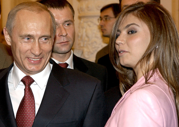 블라디미르 푸틴 러시아 대통령(왼쪽)이 2004년 11월 4일 모스크바 크렘린에서 열린 올림픽 대표팀과의 회담에서 체조선수 알리나 카바예바 옆에서 웃고 있다. /로이터=연합