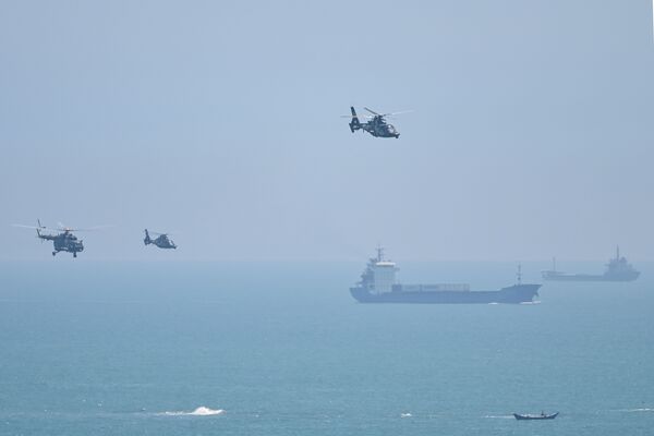 낸시 펠로시 미국 하원의장의 대만 방문 이후 대만 앞바다에 중국군 헬기가 4일 푸젠성 핑탄섬을 지나가고 있다. /AFP=연합