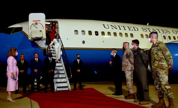 미국 권력서열 3위인 낸시 펠로시 하원의장이 3일 오후 경기 오산 미 공군기지에 도착해 필립 골드버그 주한미국 대사, 폴 라카메라 주한미군사령관의 영접을 받고 있다. /연합