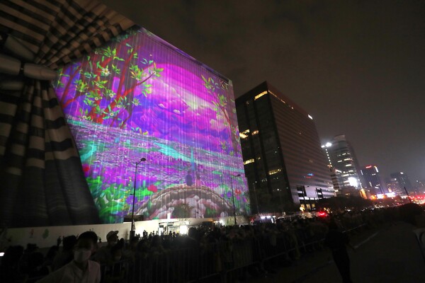6일 오후 서울 종로구 광화문에서 열린 광장 개장기념 행사 '광화문 광장 빛모락(樂)'에서 미디어 파사드가 펼쳐지고 있다. /연합