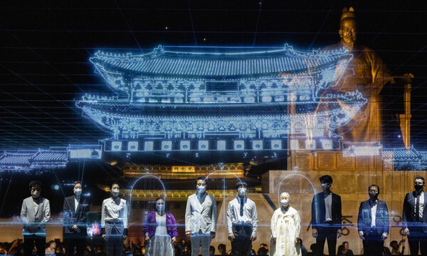 오세훈 서울시장(왼쪽에서 다섯 번째)를 비롯한 시민대표들이 6일 오후 서울 종로구 광화문에서 열린 광장 개장기념 행사 '광화문 광장 빛모락(樂)'에서 공식 개장을 알리는 퍼포먼스를 하고 있다. /연합