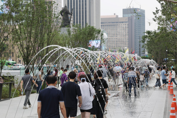 서울 광화문광장이 개장한 6일 오전 시민들이 광화문광장을 거닐고 있다. /연합