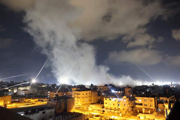 6일(현지시간) 가자지구 남부 라파에서 이스라엘군의 공습으로 연기가 피어오르고 있다. /AFP=연합