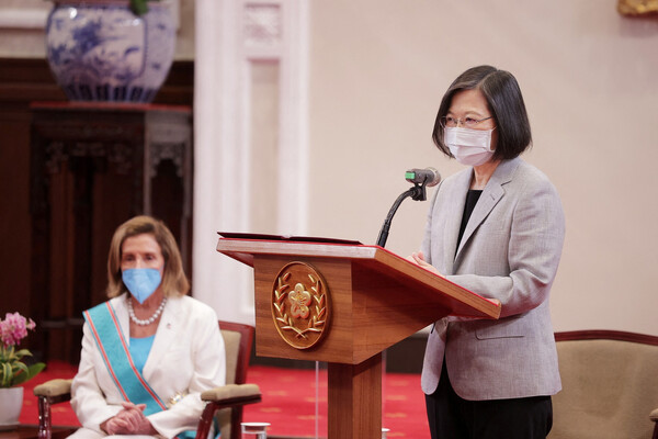 차이잉원 대만 총통이 3일 타이베이 총통부에서 열린 낸시 펠로시 미국 하원의장과의 회담 도중 연설하고 있다. /연합