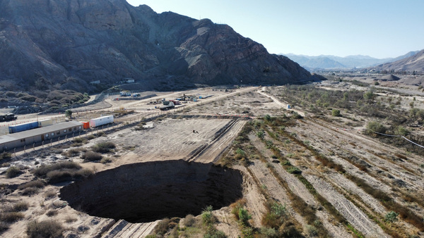 7일(현지시간) 칠레 북부 아마릴라 마을 근처 광산 구역에서 발견된 싱크홀의 크기가 며칠 새 두 배로 커졌다. /로이터=연합