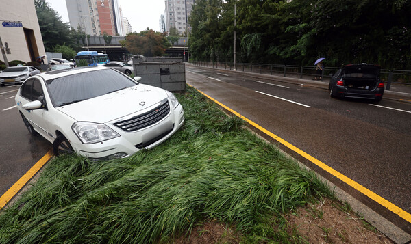 9일 오전 서울 서초구 진흥아파트 앞 서초대로 일대에서 전날 내린 폭우에 침수됐던 차량이 모습을 드러내고 있다. /연합