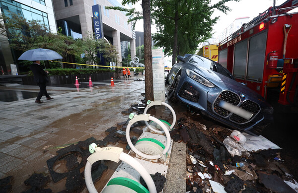 9일 오전 서울 서초구 진흥아파트 앞 서초대로 일대에서 전날 내린 폭우에 침수됐던 차량이 모습을 드러내고 있다. /연합