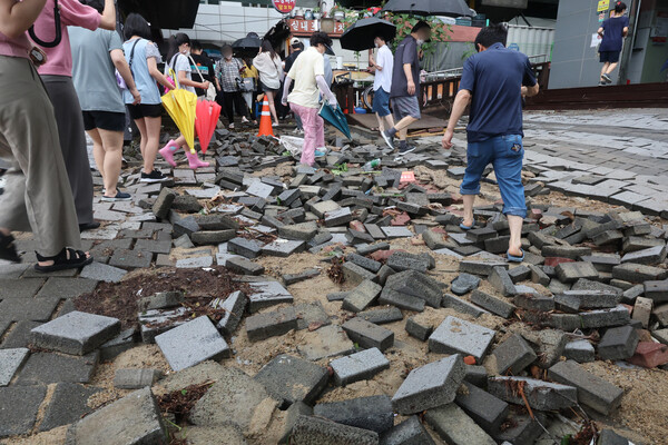 9일 오전 서울 동작구 신대방역 앞 보도블록이 폭우로 파손돼 출근길 시민들이 불편을 겪고 있다. /연합