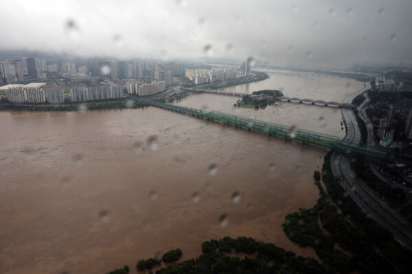 간밤 폭우 등으로 인해 한강 수위가 급격히 상승한 9일 오전 서울 63스퀘어에서 바라본 여의도 한강공원 일대와 한강의 모습. /연합