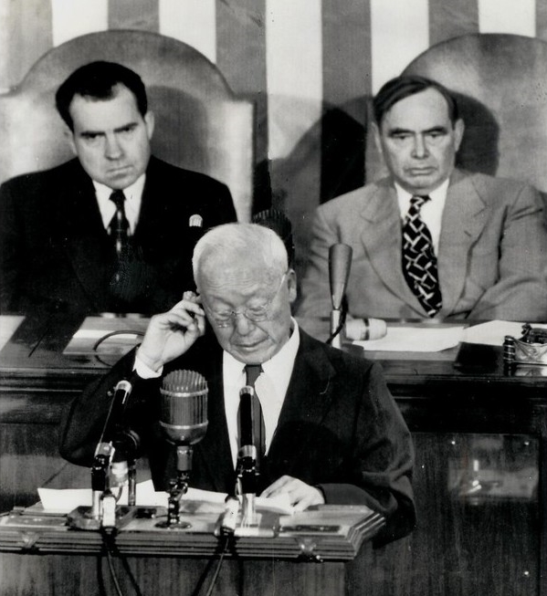 1954년 미국 국회에서 연설 중인 이승만 대한민국 초대 대통령. 뒤편 왼쪽은 당시 상원의장인 리차드 닉슨 부통령(나중에 대통령이 됨), 오른쪽은 하원의장 조셉 마틴. /이승만건국대통령기념사업회