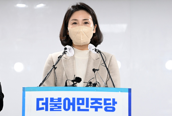 더불어민주당 이재명 대선 후보의 부인 김혜경 씨가 지난 2월 9일 오후 서울 여의도 당사에서 최근 불거진 ‘과잉 의전’ 등 논란에 대해 사과 기자회견을 하고 있다. /연합