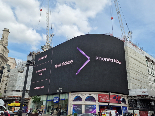 삼성전자가는10일 4세대 폴더블 스마트폰 ‘갤럭시Z폴드4’와 ‘갤럭시Z플립4’를 공개했다. 사진은 지난달 22일 영국 런던 피카딜리 광장(Piccadilly Circus)의 디지털 옥외 광고. /연합