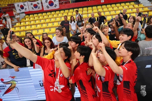 우승 후 기뻐하는 한국 선수들. 국제핸드볼연맹 인터넷 홈페이지 사진. /연합