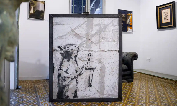 팔레스타인 거리에서 사라졌다가 이스라엘 수도 텔아비브의 한 미술 갤러리에서 발견된 뱅크시의 작품 ‘새총 쥐’(Slingshot Rat).’ /AP=연합