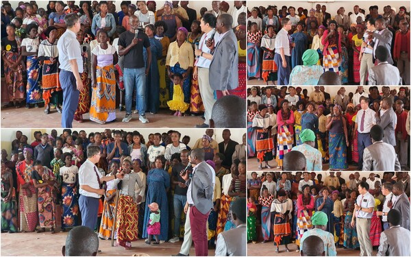 지난 4일~6일간 사랑하는교회 선교팀이 아프리카 잠비아에서 진행한 목회자세미나에서 받은 은혜를 간증 중인 참석자들의 모습. /사랑하는교회 다음 카페