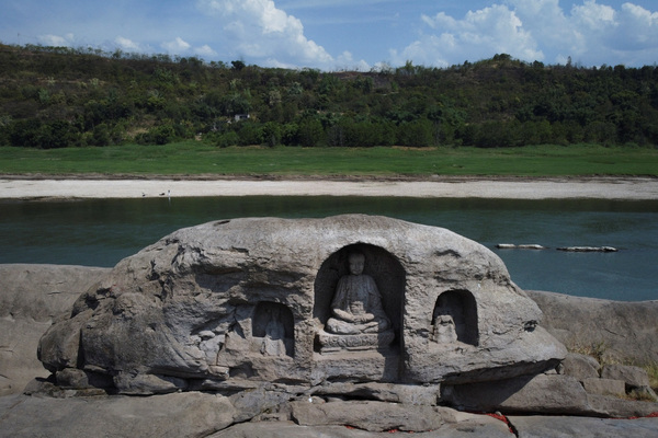 ‘대륙의 젖줄’ 창장(長江·양쯔강)이 바닥을 드러내며 수백 년 전의 불상들이 발견됐다. /로이터=연합