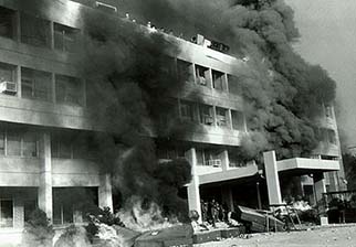1986년 10월 건국대에서 전국 26개 대학생 2000여명이 농성을 벌이며 경찰 투입에 대비해 책걸상 등 집기를 불태우고 있다.