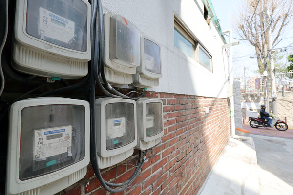 한국전력의 부채가 국내 기업 중 가장 큰 것으로 나타났다. 사진은 서울의 한 주택가에 설치돼 있는 전기계량기의 모습. /연합