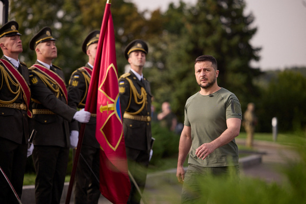 볼로디미르 젤렌스키 우크라이나 대통령(오른쪽)이 23일(현지시간) 수도 키이우에서 ‘국기의 날’을 맞아 열린 국기 게양식에 참석하고 있다. /로이터=연합