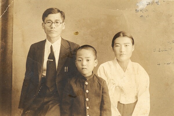장남 동인(가운데)과 함께한 손양원 목사(왼쪽)와 정양순 사모. /손양원목사순교기념관