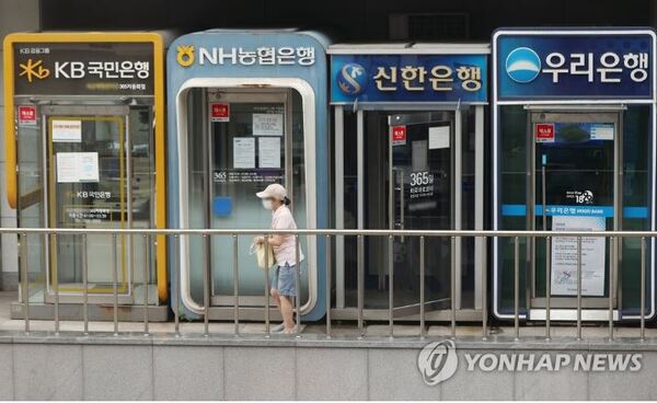 한국은행이 25일 기준금리를 0.25%포인트 인상하면서 국내 은행들도 줄줄이 예금금리를 올리고 있다. /연합